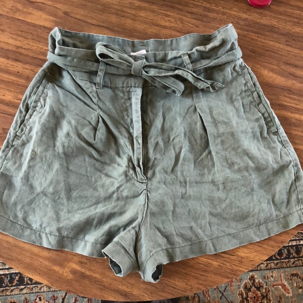 Artisan NY • Paper bag linen drawstring belt shorts • US women’s 8• Khaki Green